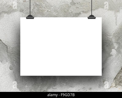 Close-up de feuille de papier cadre avec des clips sur mur crépi fissuré Banque D'Images