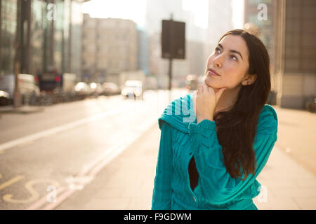 Young woman in the street Banque D'Images