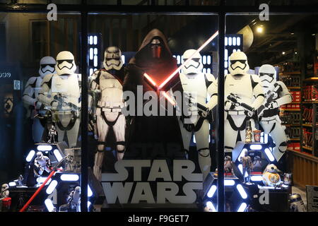 Dublin, Irlande. Dec 16, 2015. Une vitrine avec les gardes impériaux au Disney Store dans le centre-ville de Dublin lors de la construction jusqu'à la sortie du nouveau film de Star Wars. Star Wars The Force éveille attire l'attention énorme que vendre des billets de cinéma à l'avance de la première projection. Credit : Brendan Donnelly/Alamy Live News Banque D'Images