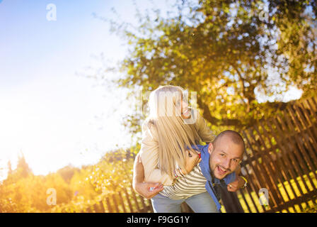 Happy young couple having fun in à l'extérieur dans un parc Banque D'Images