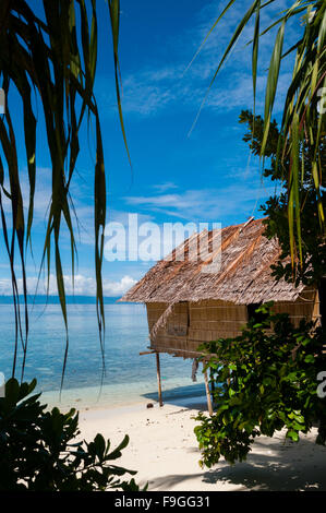 Nipa Hut sur pilotis à une belle plage de sable blanc en face de l'océan Banque D'Images