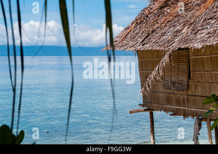 Nipa Hut solitaire sur pilotis à une belle plage en face de l'océan Banque D'Images