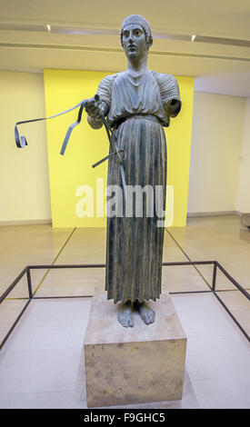 La statue en bronze de l'Aurige est l'une des plus célèbres expositions au musée de Delphes, en Grèce centrale, région Fokida Banque D'Images