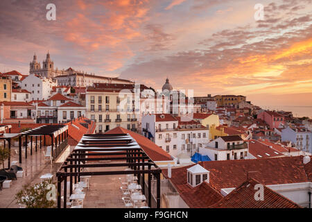 Lever de soleil à Alfama, Lisbonne, Portugal. Banque D'Images