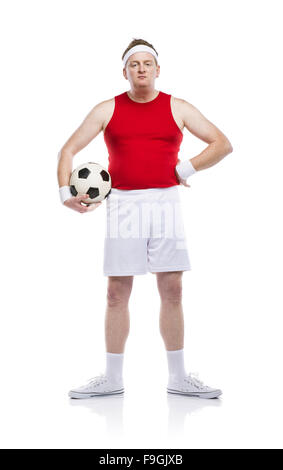 Funny football player maladroit avec une balle. Studio shot sur fond blanc. Banque D'Images