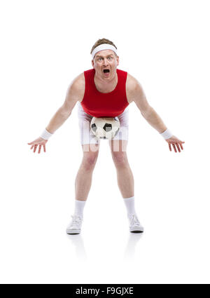 Funny football player maladroit avec une balle. Studio shot sur fond blanc. Banque D'Images