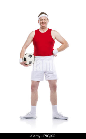 Funny football player maladroit avec une balle. Studio shot sur fond blanc. Banque D'Images