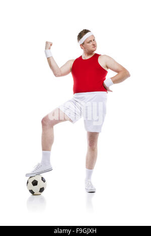 Funny football player maladroit avec une balle. Studio shot sur fond blanc. Banque D'Images