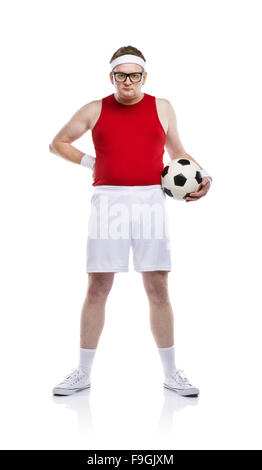 Funny football player maladroit avec une balle. Studio shot sur fond blanc. Banque D'Images