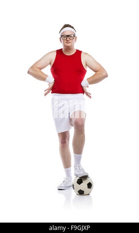 Funny football player maladroit avec une balle. Studio shot sur fond blanc. Banque D'Images