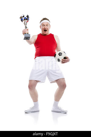 Funny football player maladroit avec une balle. Studio shot sur fond blanc. Banque D'Images