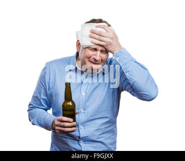 Drôle jeune homme ivre tenant une bouteille de bière. Studio shot sur fond blanc. Banque D'Images