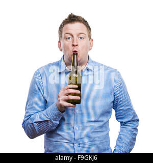 Drôle jeune homme ivre tenant une bouteille de bière. Studio shot sur fond blanc. Banque D'Images