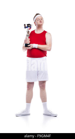 Drôle avec un trophée sportif faible. Studio shot sur fond blanc. Banque D'Images