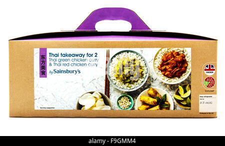 Sainsbury à emporter avec du riz au curry vert thaïlandais sur un fond blanc Banque D'Images