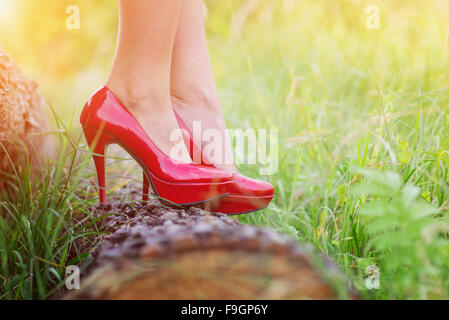 Méconnaissable young woman wearing red talons debout sur un journal Banque D'Images