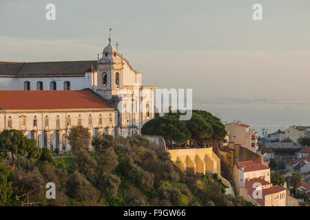 Coucher du soleil à Igreja da Graça à Lisbonne, Portugal. Banque D'Images