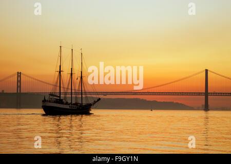 Coucher du soleil à 25 Pont d'avril à Lisbonne, au Portugal. Banque D'Images