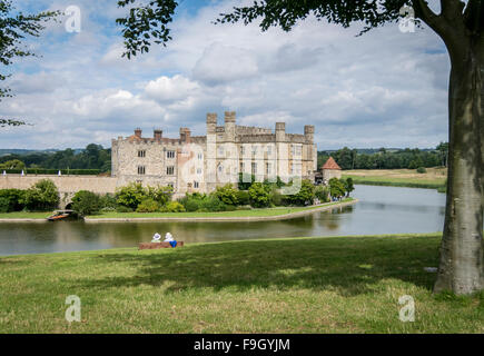 Vue sur le château de l'ensemble des douves avec deux dames assis sur un banc, profitant de la vue Banque D'Images