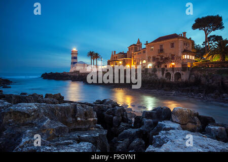 Soirée au phare de Santa Marta à Cascais près de Lisbonne, Portugal. Banque D'Images