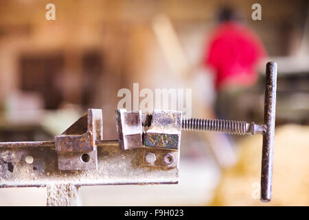 Outils pince à vis menuisier appuyant sur tout ensemble Banque D'Images