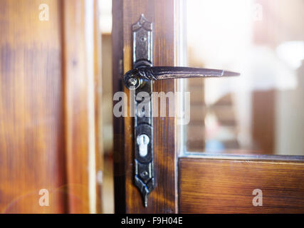 Détail d'une vieille poignée de porte gravée Banque D'Images