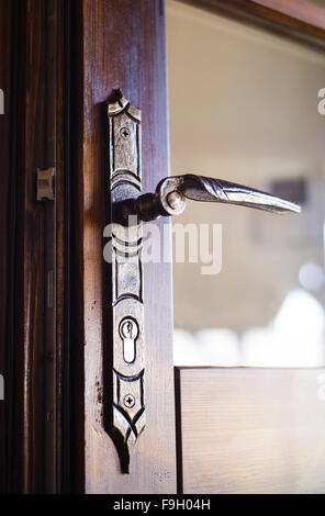 Détail d'une vieille poignée de porte gravée Banque D'Images