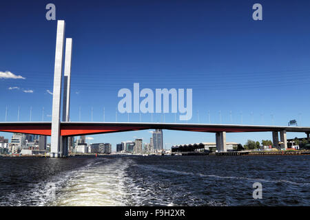 Bolte pont traversant la rivière Yarra de Melbourne, Victoria, Australie, sur une journée ensoleillée. Banque D'Images