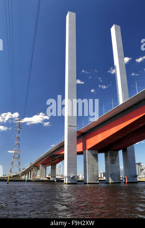 Bolte pont traversant la rivière Yarra de Melbourne, Victoria, Australie, sur une journée ensoleillée. Banque D'Images