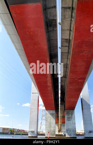 Bolte pont traversant la rivière Yarra de Melbourne, Victoria, Australie, sur une journée ensoleillée. Banque D'Images