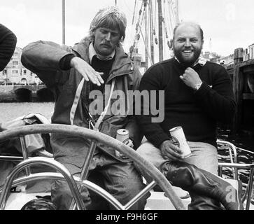 AJAXNETPHOTO - 14 août, 1979. PLYMOUTH, ANGLETERRE - Fastnet Race - (l-r) CONDOR SKIPPER PETER BLAKE DÉCRIT LES CONDITIONS MÉTÉOROLOGIQUES EXTRÊMES RENCONTRÉES PAR LE MAXI YACHT PENDANT LA COURSE DANS LAQUELLE 15 plaisanciers ont perdu la vie. BLAKE EST PROPRIÉTAIRE DE YACHT AVEC BOB BELL. PHOTO:JONATHAN EASTLAND/AJAX REF : 791408 1 2 Banque D'Images