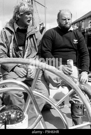 AJAXNETPHOTO - 14 août, 1979. PLYMOUTH, ANGLETERRE - Fastnet Race - (l-r) CONDOR AVEC PETER BLAKE SKIPPER PROPRIÉTAIRE BOB BELL VOUS DÉTENDRE À L'ARRIVÉE À MILBAY À FIN DE COURSE. PHOTO:JONATHAN EASTLAND/AJAX REF : 791408 1 Banque D'Images