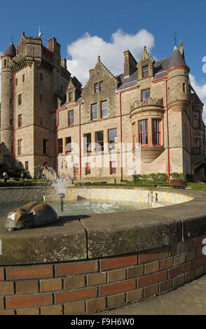 Belfast Castle dans Cave Hill Country Park, Belfast, Irlande du Nord. Le château de style baronial écossais domine la ville et le lac de Belfast. Banque D'Images