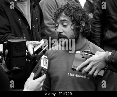 AJAXNETPHOTO. Avril 3rd, 1982. GOSPORT, England - YACHT FRANÇAIS ARRIVE - ALAIN GABBAY SKIPPER DE YACHT RACE WHITBREAD CHARLES HEIDSIECK III EST INTERROGÉ PAR LA PRESSE À L'arrivée. PHOTO:JONATHAN EASTLAND/AJAX REF;820304 7A Banque D'Images