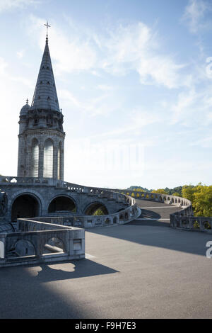 Le sentier menant la partie supérieure de la basilique du Sanctuaire de Notre-Dame de Lourdes Banque D'Images