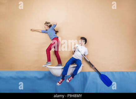 Enfants joyeux comme marins sur la mer. Studio shot sur un fond beige. Banque D'Images