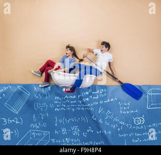 Schoolkids joyeux comme marins sur la mer. Studio shot sur un fond beige. Banque D'Images