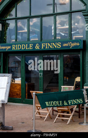 Riddle et les Finlandais, Champagne & Oyster Bar, Brighton, Sussex, UK Banque D'Images