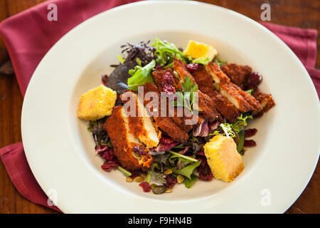 Salade de poulet frit de babeurre, succulent café, Solvang, Californie Banque D'Images