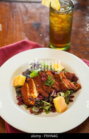 Salade de poulet frit du babeurre et du thé glacé, café succulentes, Solvang, Californ et thé glacé, café succulentes, Solvang, Californie Banque D'Images