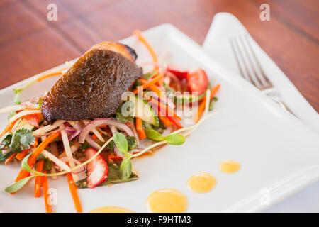 Morue noire avec aïoli sriracha et concombre Salade thaïlandaise de tomate, Ocean Grill, Avila Beach, Californie Banque D'Images