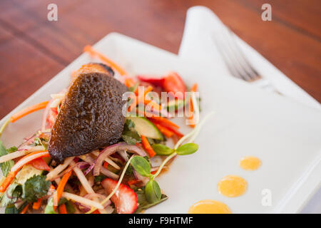 Morue noire avec aïoli sriracha et concombre Salade thaïlandaise de tomate, Ocean Grill, Avila Beach, Californie Banque D'Images