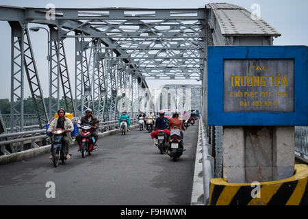 Achat voitures passant sur Truong Tien Pont à Hue, Vietnam. Banque D'Images