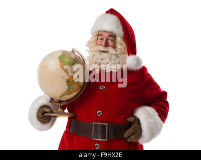 Santa Claus holding globe Closeup Portrait. Isolé sur fond blanc Banque D'Images