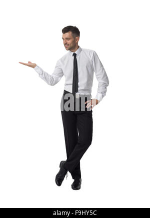 Businessman presenting quelque chose Full Length Portrait isolé sur fond blanc Banque D'Images