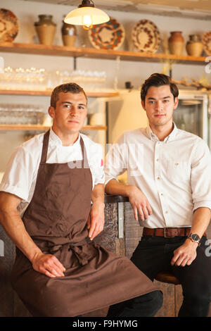 Le chef Julian Martinez et directeur général Jesse Gady, Barbareno Restaurant, Santa Barbara, Californie Banque D'Images