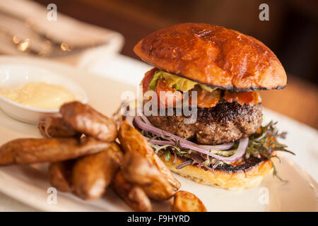 Hamburger avec de l'avocat, bacon, fromage et oignons, Barbareno Restaurant, Santa Barbara, Californie Banque D'Images