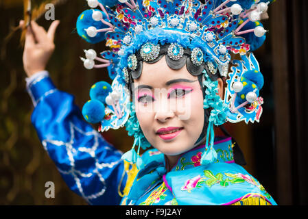 Chengdu, province du Sichuan, Chine - 11 déc 2015 : Portrait d'une jeune femme habillée en costume traditionnel de l'Opéra du Sichuan. Banque D'Images