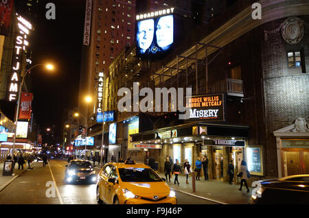 Broadway, New York, USA. 26 Nov, 2015. Le trafic important se précipite au-delà du Broadhurst Theatre sur Broadway, New York, USA, 26 novembre 2015. Acteur Bruce Willis est performaing dans une adaptation théâtrale du thriller 'Misery'. La scène de théâtre à New York connaît un renouveau qui est dû en grande partie à Hollywood stars guest d'effectuer dans les différentes pièces de théâtre à Broadway. Photo : Christian Fahrenbach/dpa/Alamy Live News Banque D'Images