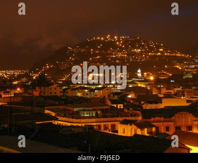 Les coteaux à forte densité de population dans la région de Quito, Équateur, la nuit. Banque D'Images